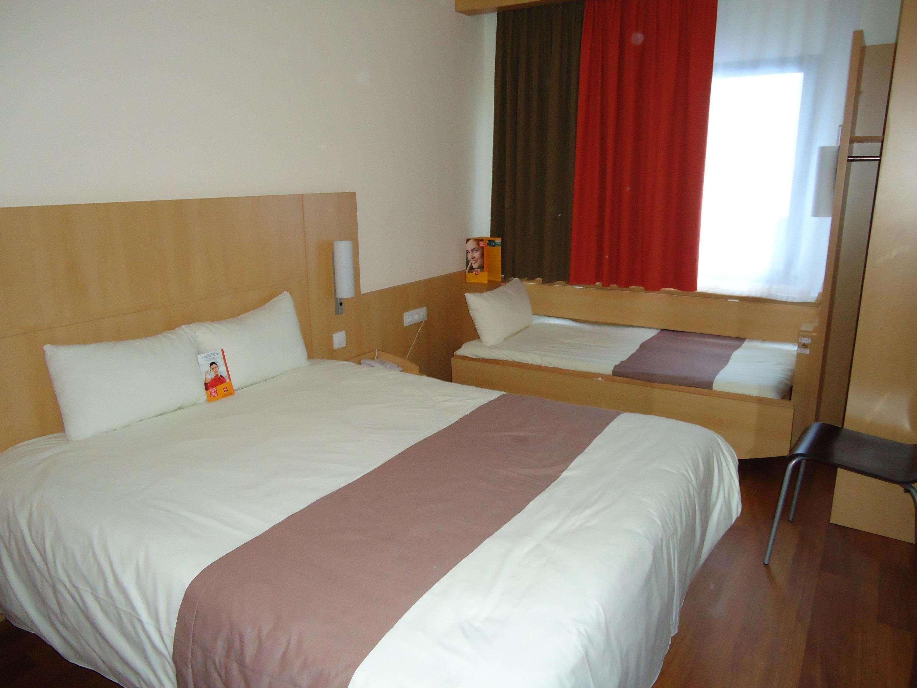 Готель Ibis Жерона Екстер'єр фото
