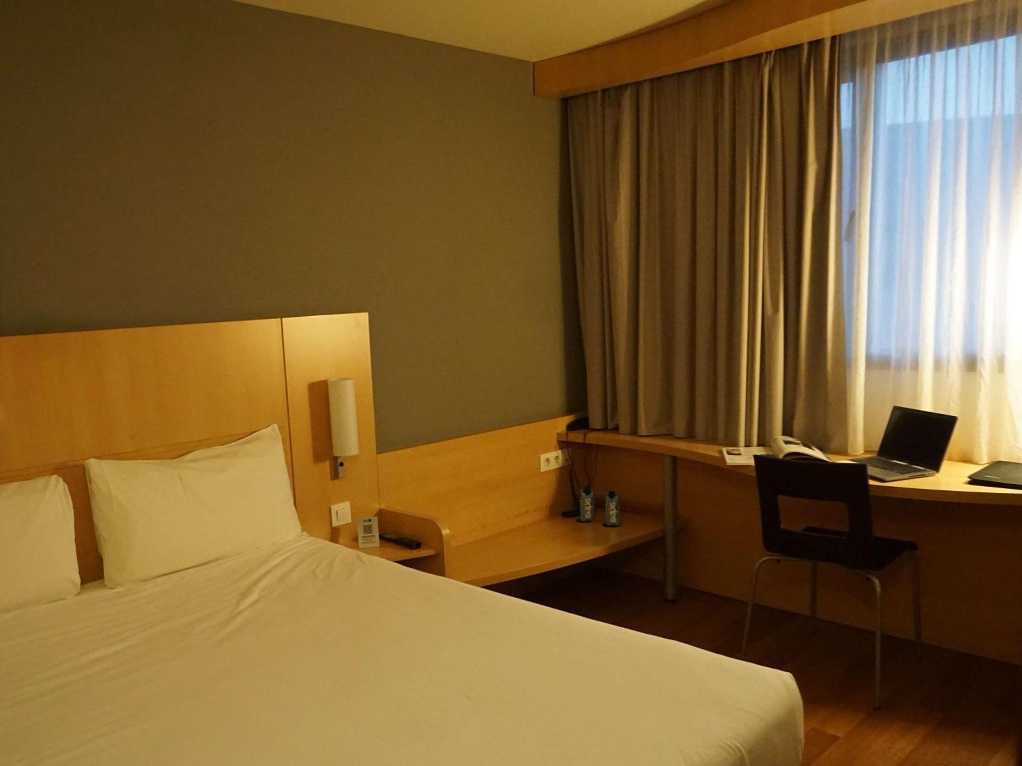 Готель Ibis Жерона Екстер'єр фото